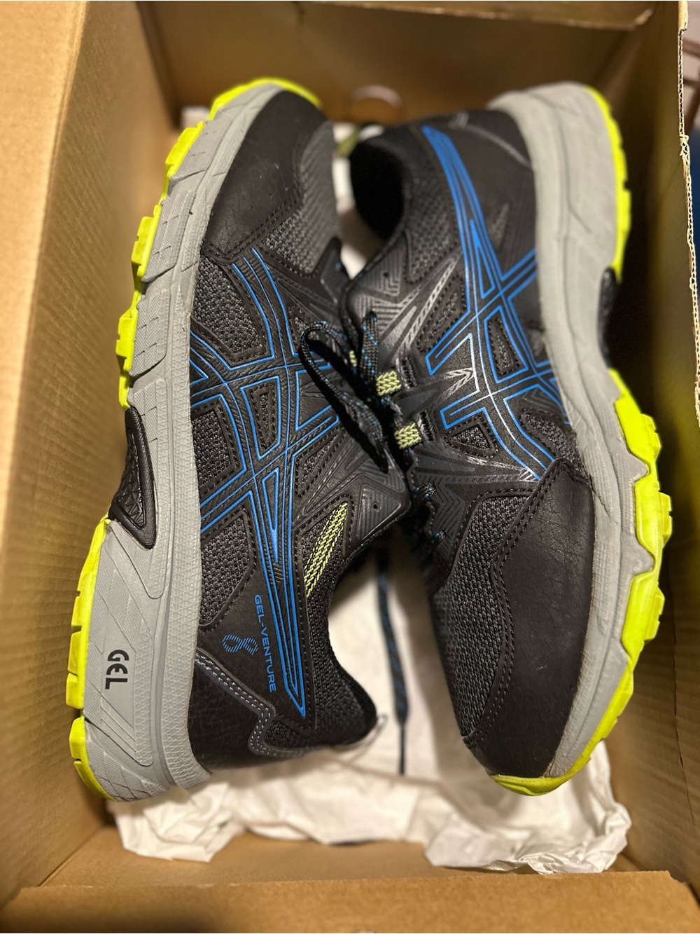 ASICS Gel venture 8, Men's Black & Neon Yellow ASICS. Mens size 9